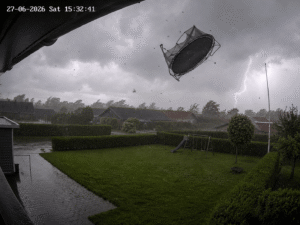 Dækker forsikringen hvis en trampolin blæser væk og laver skade? Læs med her